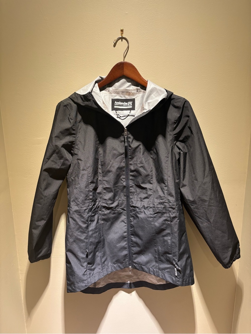 Avalanche Outdoor Supply Co. Hooded Rain Jacket M
